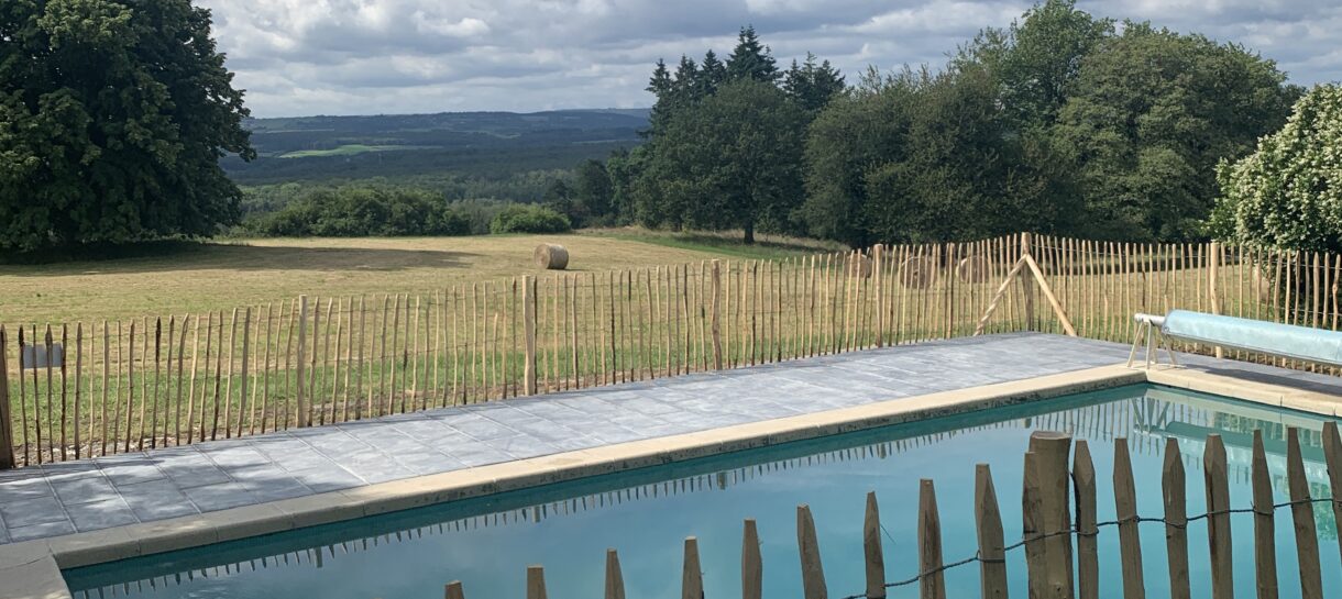Piscine extérieure du gîte avec vue sur la campagne