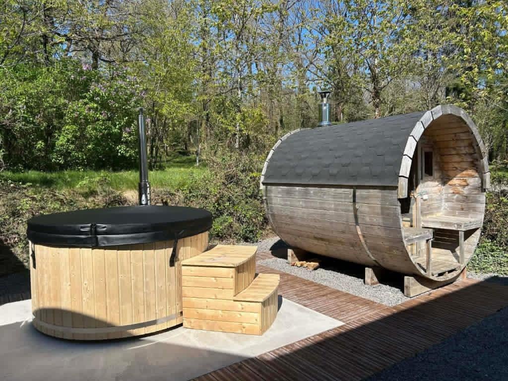 Sauna et bain nordique extérieurs du gîte